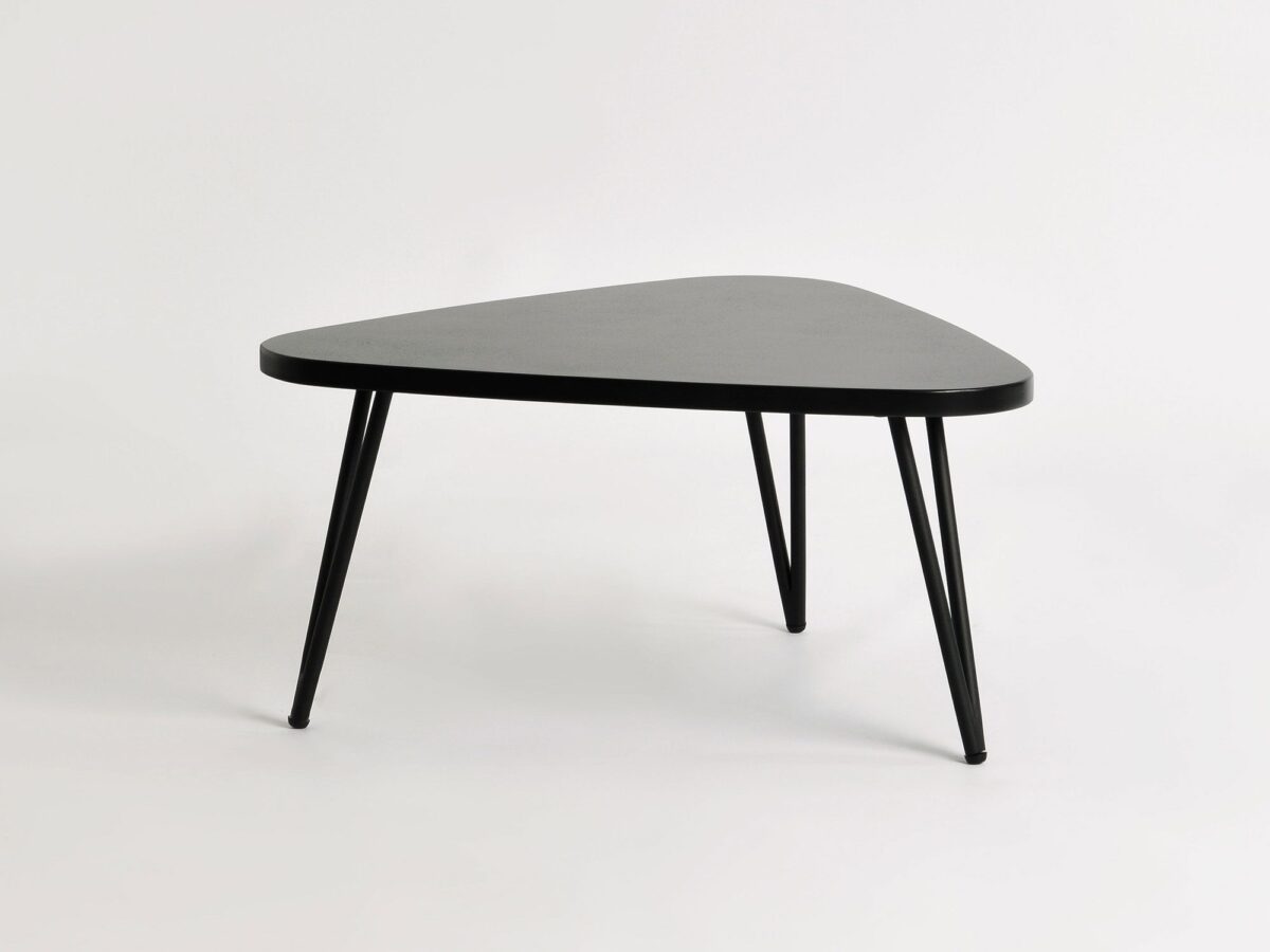 Owalny stolik kawowy z matowym blatem i metalowymi nogami