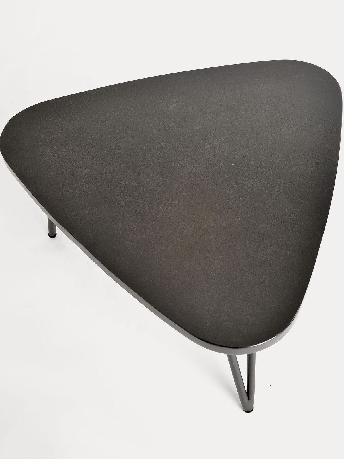 Asymetryczny stolik boczny z metalowymi nogami w stylu minimalistycznym