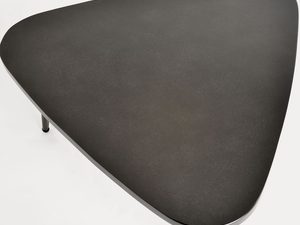 Miniaturka 4 - Asymetryczny stolik boczny z metalowymi nogami w stylu minimalistycznym