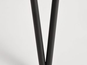 Miniaturka 5 - Detal metalowej nogi stolika o geometrycznym kształcie