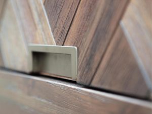 Miniaturka 11 - Detal drewnianego frontu szafki w stylu industrialnym kolor ciemny brąz