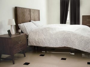 Miniaturka 3 - Drewniane łóżko z wysokim wezgłowiem w stylu klasycznym