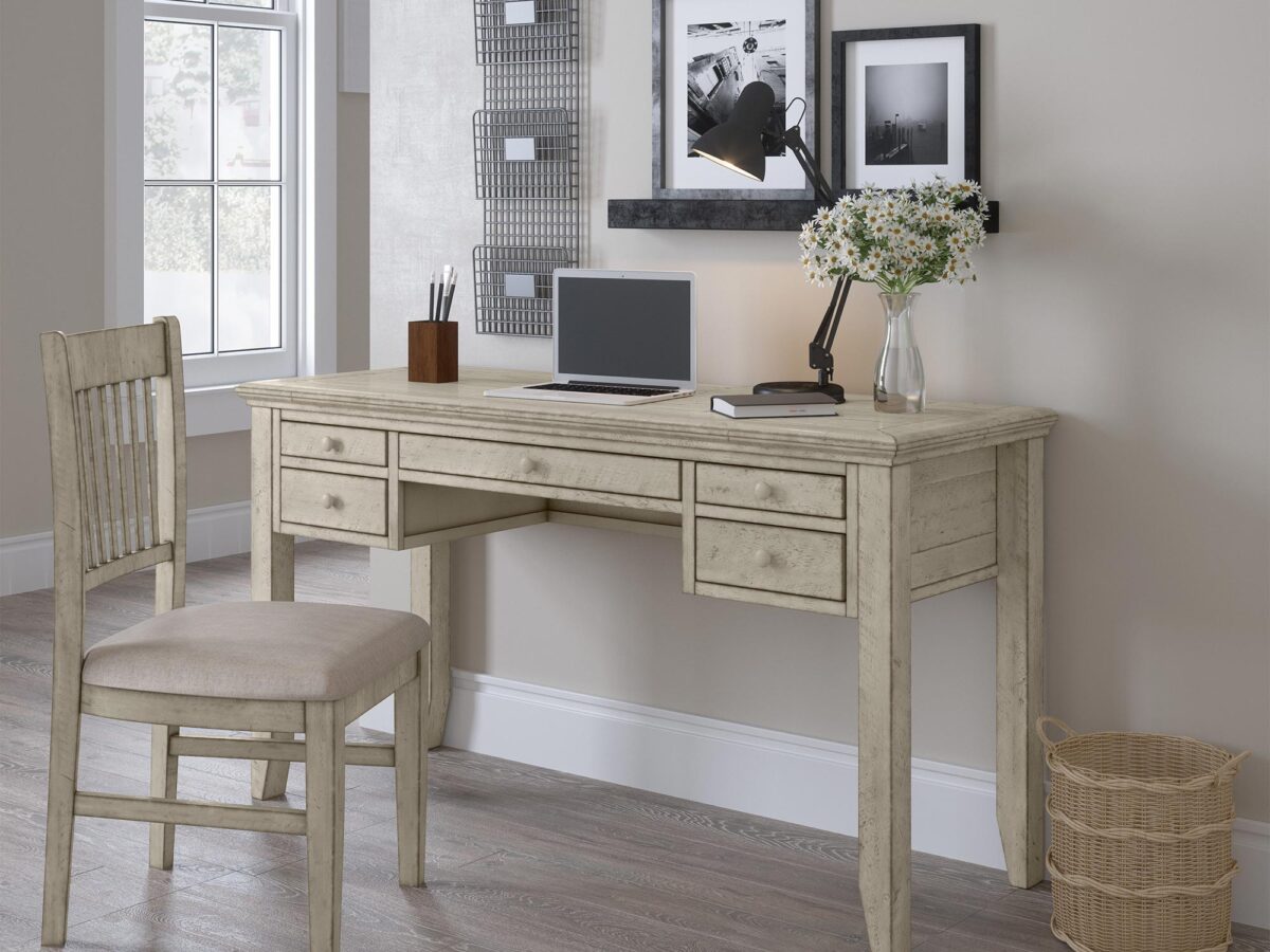 Jasne drewniane biurko z trzema szufladami w stylu rustykalnym aranżacja wnętrza Jasne drewniane biurko z trzema szufladami w stylu rustykalnym aranżacja wnętrza