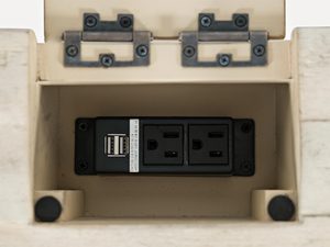 Miniaturka 7 - Gniazdo elektryczne i port USB w drewnianym biurku w stylu klasycznym