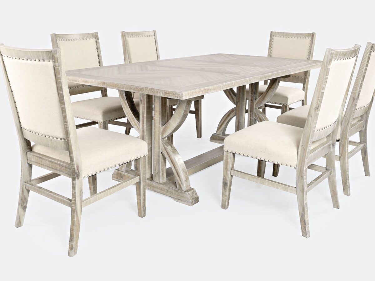 Drewniany stół do jadalni z dekoracyjnymi nogami