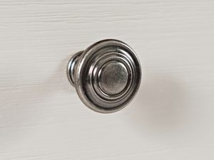 Miniaturka 4 - Detal drewnianego blatu z naturalnym wykończeniem do stylowych mebli