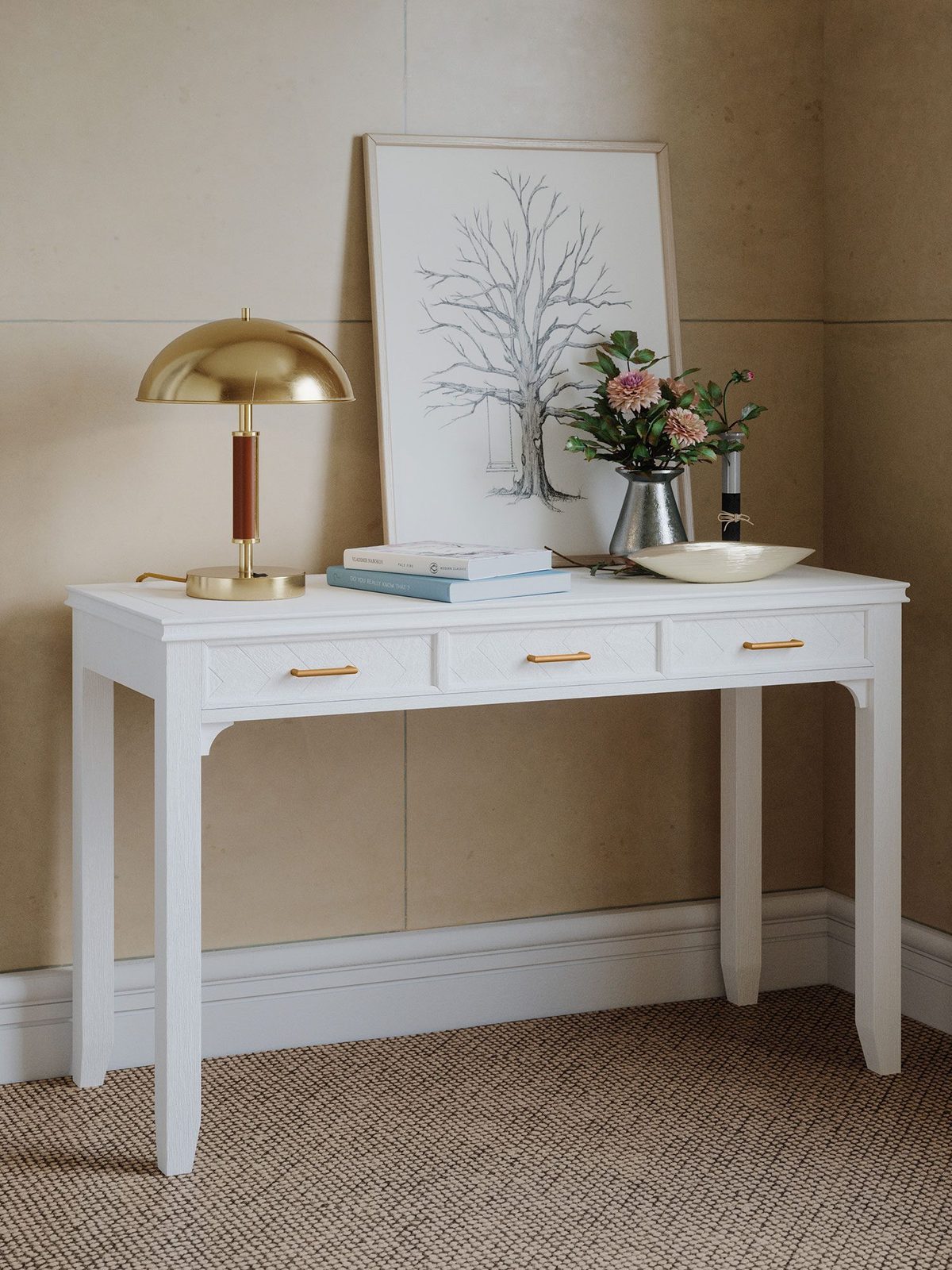 Biała konsola z trzema szufladami i złotymi uchwytami do salonu