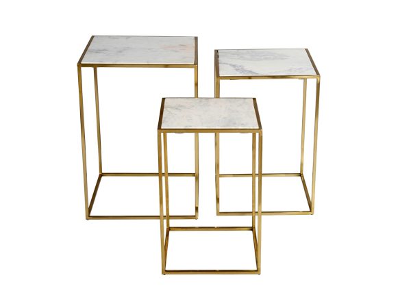Zestaw trzech stolików z białym marmurowym blatem i złotymi nogami