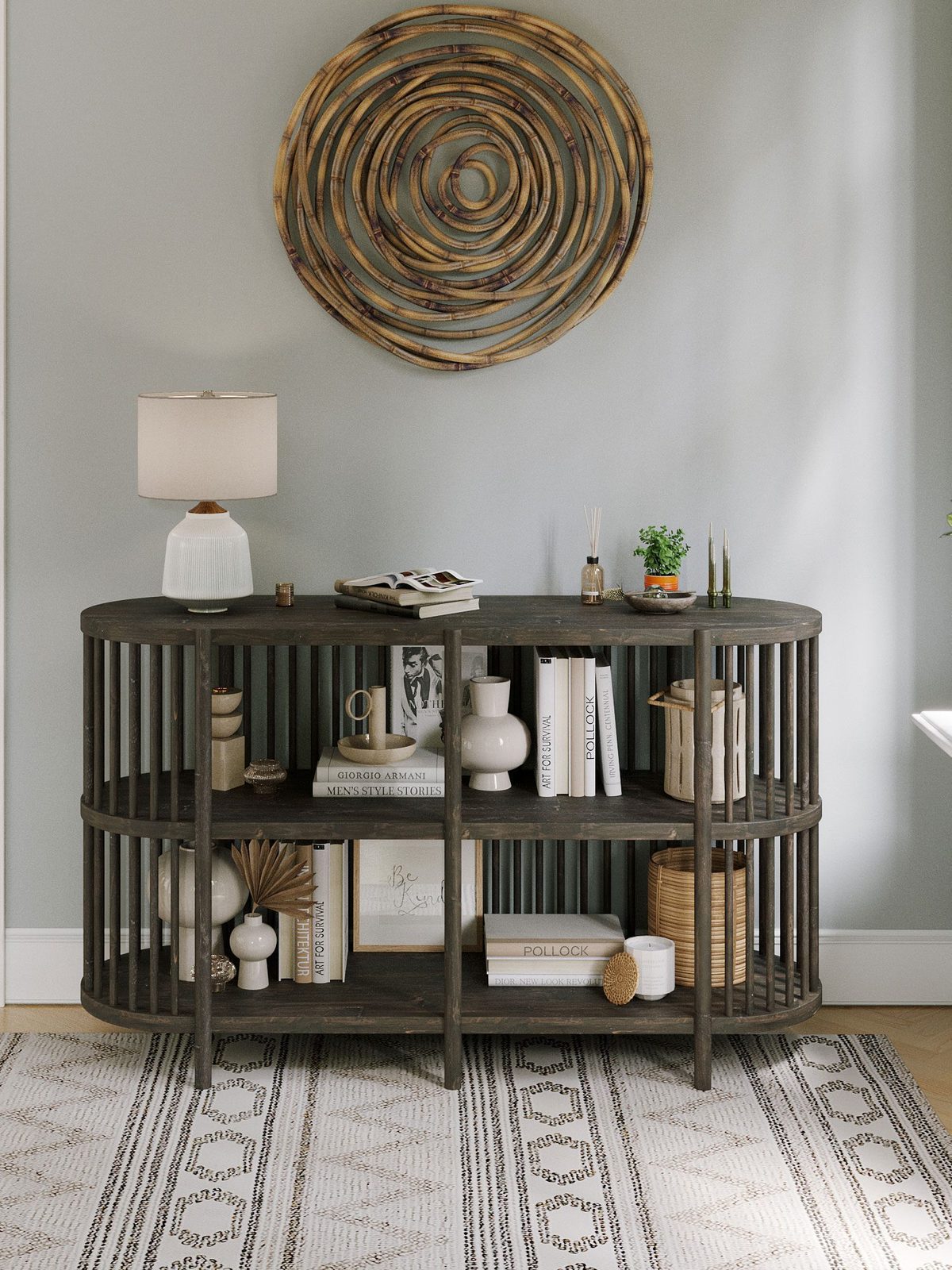 Półokrągły regał z drewnianymi półkami do nowoczesnych wnętrz