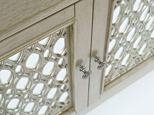 Miniaturka 4 - Detal ażurowych drzwi komody w stylu vintage