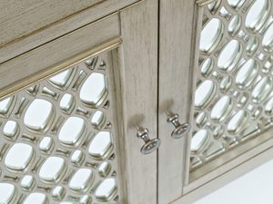 Miniaturka 3 - Komoda w stylu boho z ażurowymi frontami i metalowymi uchwytami