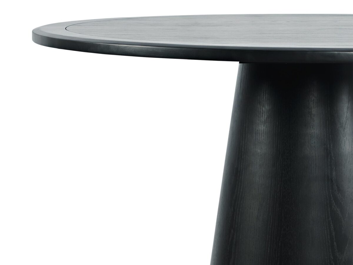 Detal drewnianego stołu z okrągłym blatem i naturalnym wykończeniem