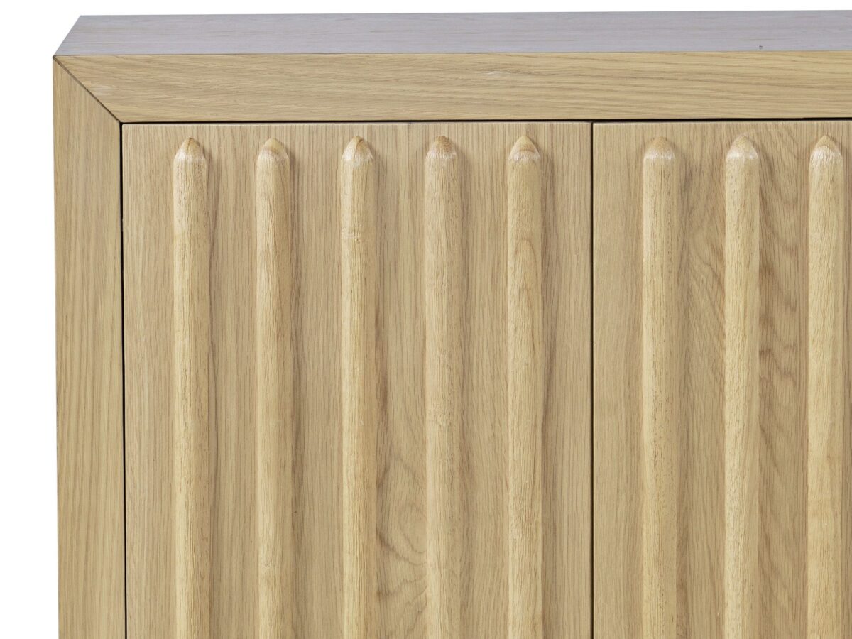 Komoda z pionowymi frezami w naturalnym dębie