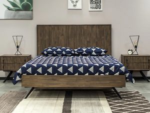 Miniaturka 6 - Łóżko z drewna akacjowego z granatową pościelą w sypialni