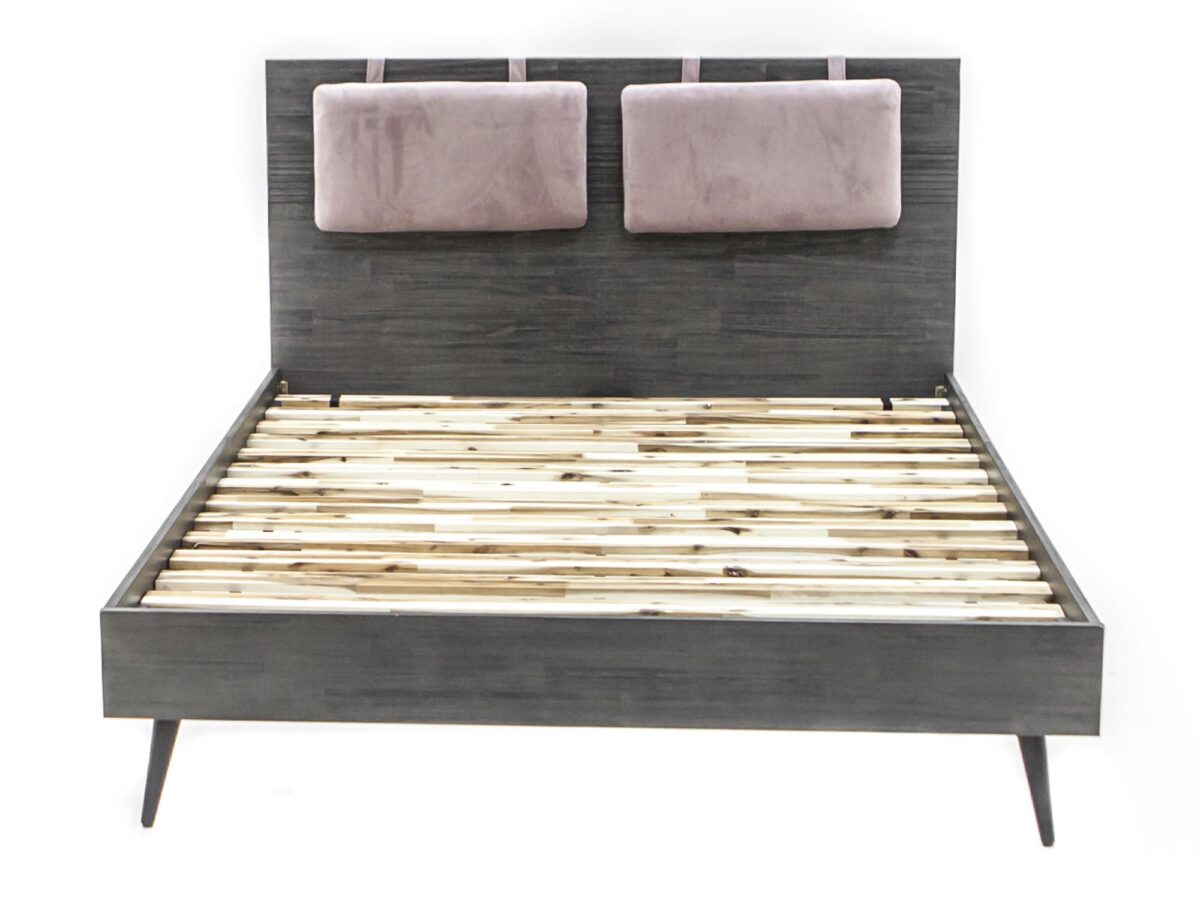 Zagłówek do łóżka z różowymi poduszkami i drewnianą ramą Zagłówek do łóżka z różowymi poduszkami i drewnianą ramą