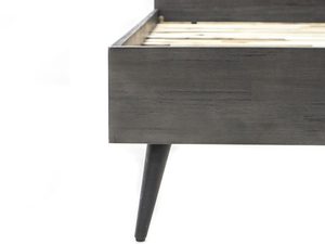 Miniaturka 4 - Detal drewnianego łóżka z różowym zagłówkiem w stylu glamour