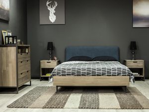 Miniaturka 1 - Aranżacja sypialni z drewnianym łóżkiem i loftowym wystrojem