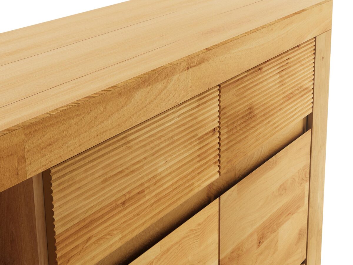 Szeroka komoda drewniana z frezowanymi uchwytami Szeroka komoda drewniana z frezowanymi uchwytami