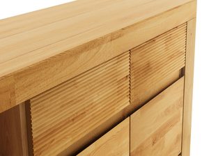 Miniaturka 4 - Szeroka komoda drewniana z frezowanymi uchwytami