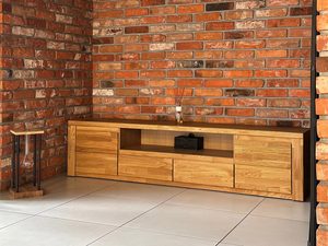Miniaturka 5 - Komoda RTV pod czerwoną ceglaną ścianą w industrialnym wnętrzu