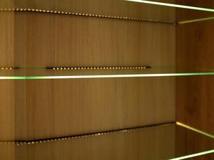 Miniaturka 3 - Zbliżenie na detal półki szklanej z oświetleniem LED