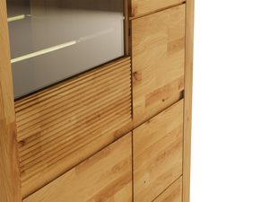 Miniaturka 5 - Zbliżenie na przeszklenie w drewnianej witrynie