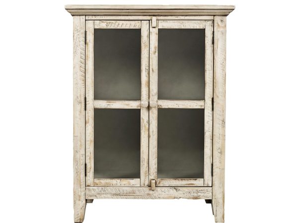 Biała witryna z przeszklonymi drzwiami w stylu rustykalnym