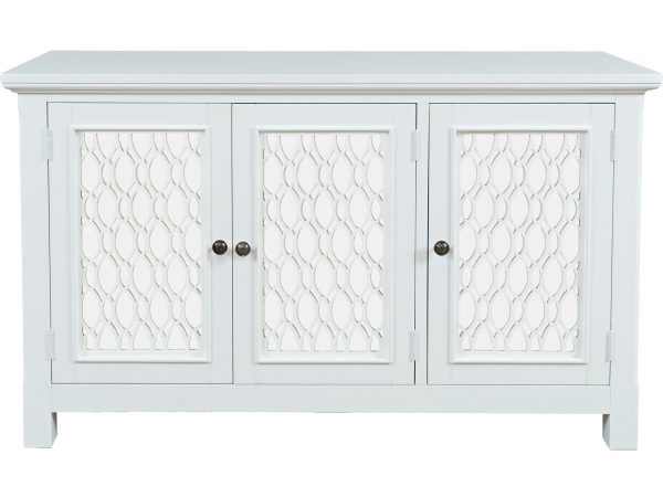 Biała komoda z przeszklonymi drzwiami do klasycznego wnętrza