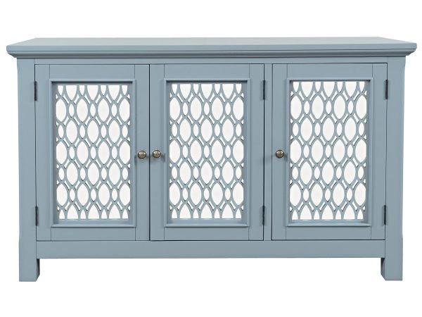 Niebieska komoda z dekoracyjnymi frontami w stylu prowansalskim