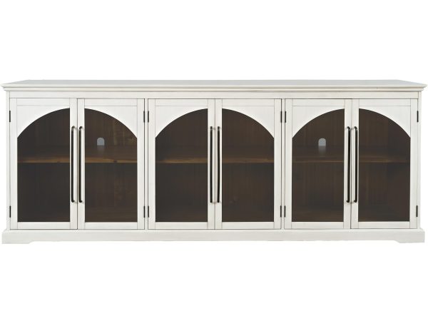 Klasyczna witryna z przeszklonymi drzwiami do salonu