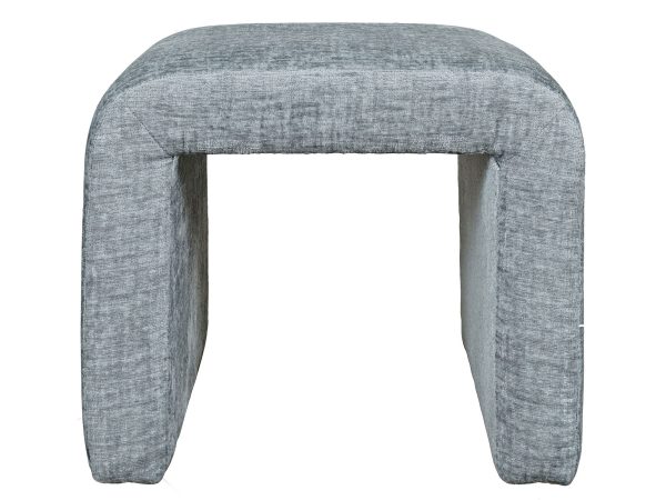 Szara pufa boucle z prostą, kubiczną formą do salonu lub sypialni