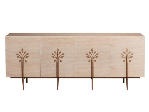 Komoda z jasnego drewna z eleganckim zdobieniem liści na frontach