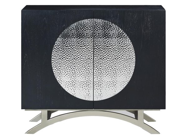 Elegancka komoda w kolorze czarnym z chromowanymi nogami i akcentami z postaci geometrycznego wzoru na frontach