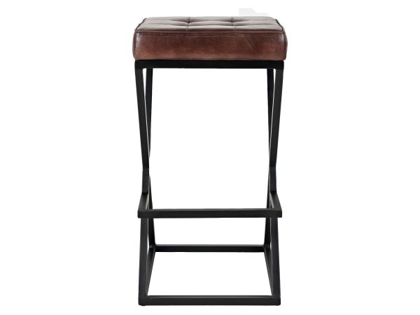 Hoker z metalową podstawą w kształcie litery X i skórzanym siedziskiem