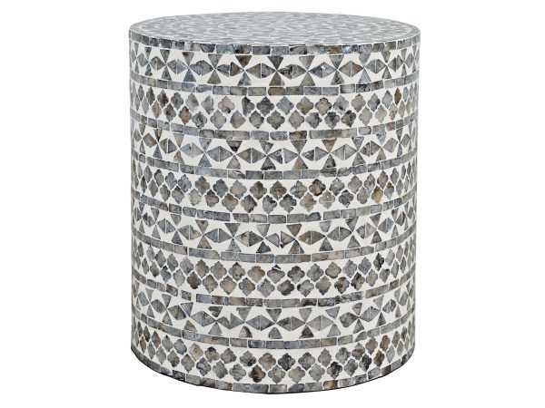 Detal mozaikowego wzoru na blacie stolika z kamiennych płytek