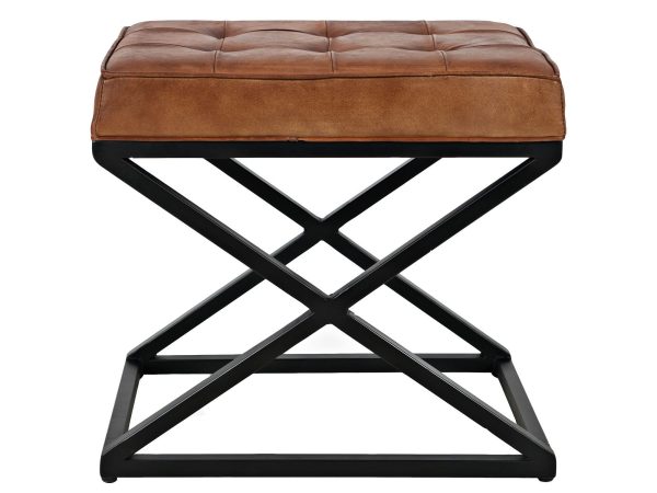 Skórzana ławka z pikowanym siedziskiem w kolorze miodowego brązu i metalową podstawą