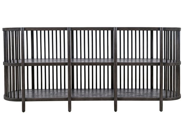 Loftowy regał z drewnianymi półkami i metalową ramą