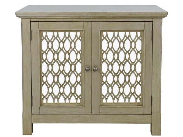 Detal beżowej komody z ozdobnymi drzwiami