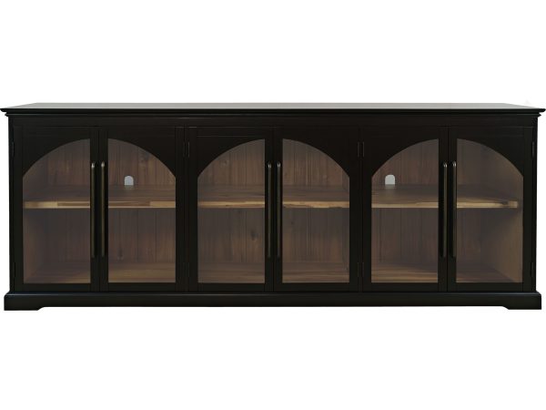 Stylowa witryna z przeszklonymi drzwiami do eleganckiego salonu