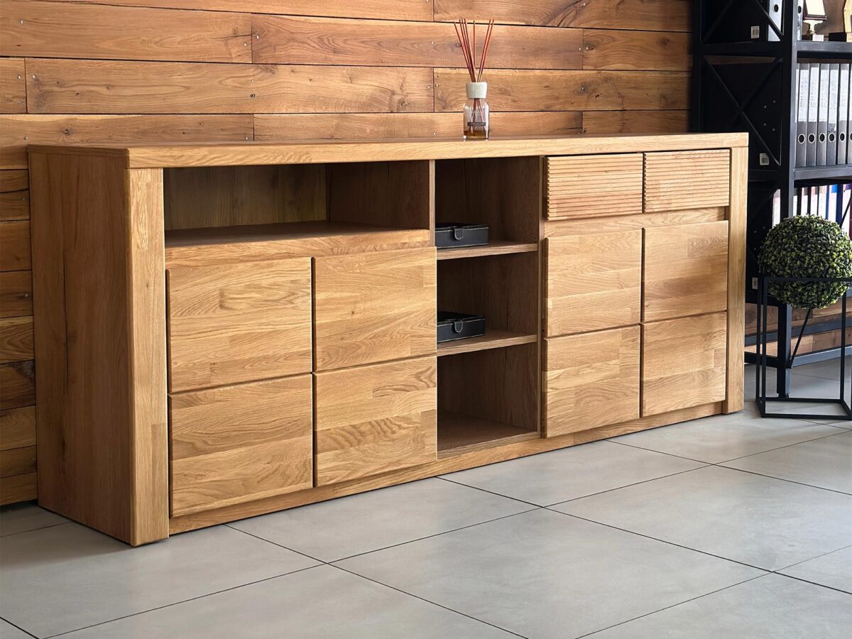Szeroka komoda z drewna dębowego w stylu minimalistycznym Szeroka komoda z drewna dębowego w stylu minimalistycznym