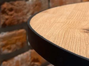 Miniaturka 8 - Stolik okrągły dębowy detal blatu i metalowej obręczy zbliżenie