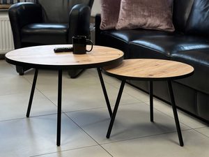 Miniaturka 10 - Stoliki dębowe okrągłe w aranżacji przy skórzanej sofie