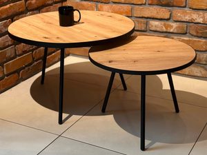 Miniaturka 12 - Stoliki dębowe okrągłe przy ceglastej ścianie wnętrze loft