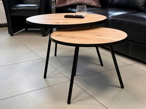 Miniaturka 13 - Zestaw dwóch stolików dębowych okrągłych w aranżacji salonu