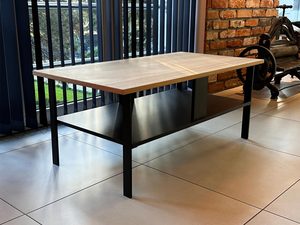 Miniaturka 9 - Prosty stół z czarnymi nogami i dębowym blatem w przestrzeni loftowej