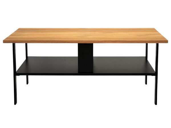 Jasny stolik kawowy z metalowymi nogami i widokiem na taras