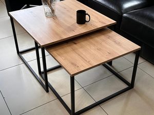 Miniaturka 12 - Dwa stoliki ustawione obok siebie z kubkiem na blacie