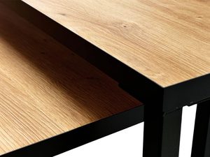 Miniaturka 8 - Szczegół blatu stolika z widocznym usłojeniem i czarną ramą