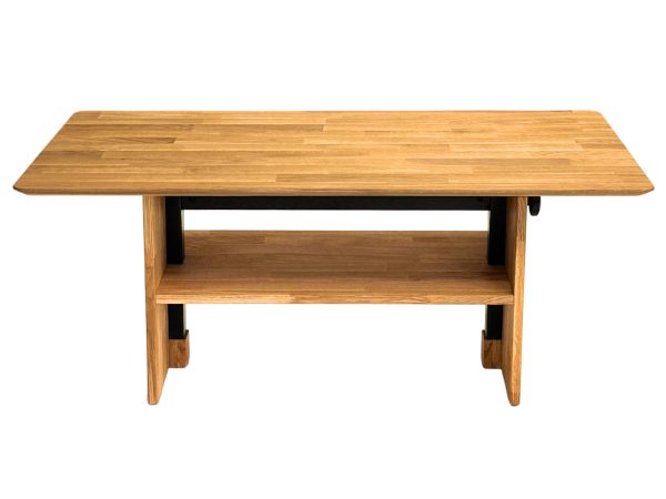 Dębowy stolik z czarną ramą pod blatem i prostą konstrukcją