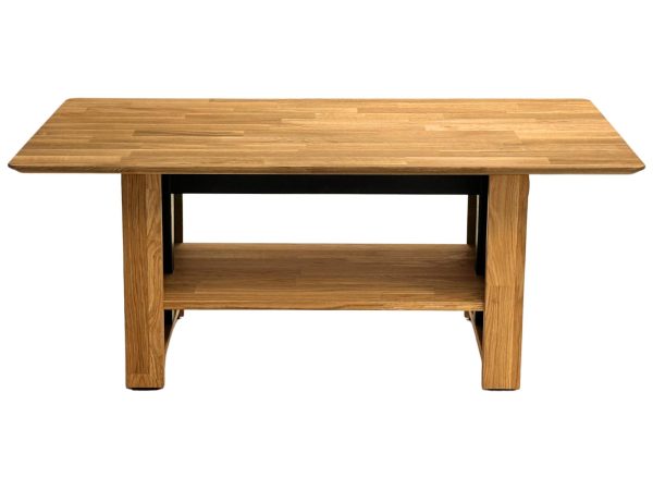 Stolik kawowy widziany z boku z otwartą półką